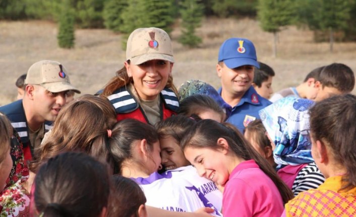 Jandarmadan öğrencilere bot ve ayakkabı yardımı