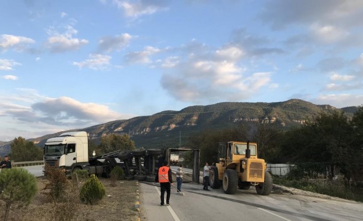 Karabük'te kum dolu tır devrildi