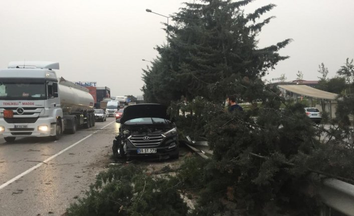 Karşı şeride geçen tır iki araçla çarpıştı: 4 yaralı