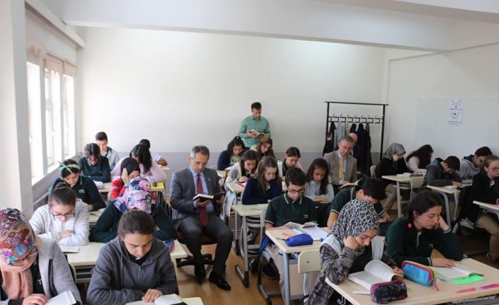 Kaymakam Pişkin öğrencilerle kitap okudu