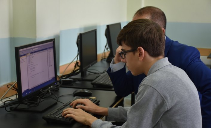 Lise öğrencisi yazılım firmasına kızdı program geliştirdi