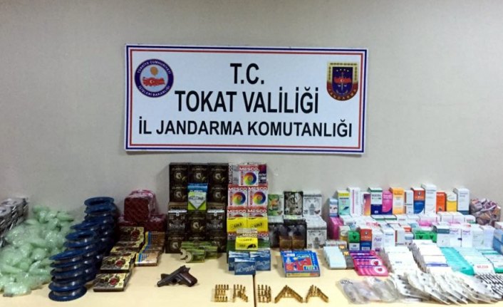Markette izinsiz tıbbi ilaç, av ve silah malzemeleri satışı