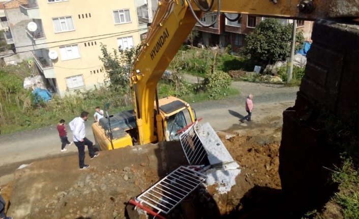 Okulun bahçe duvarı yıkım sırasında devrildi