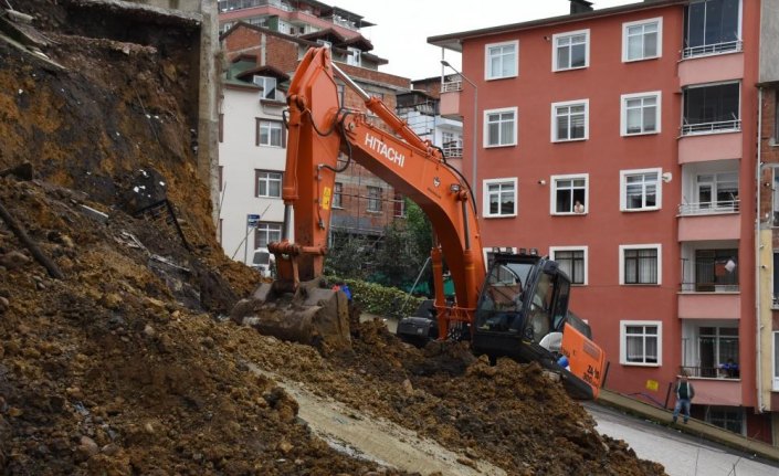 Ordu'daki sağanakta bir okulun bahçe duvarının yıkılması