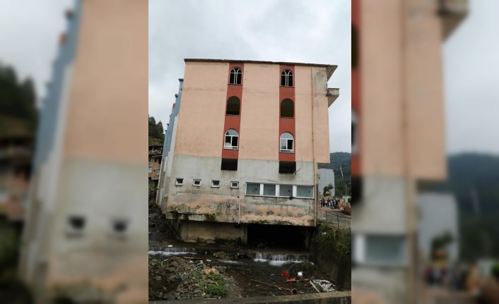 Rize'de altından dere geçen binanın yıkımına başlandı