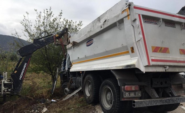 Şarampole devrilen kamyonun sürücüsü öldü