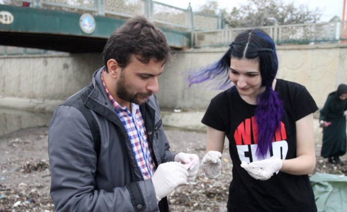 Üniversite öğrencilerinden sahil temizliği
