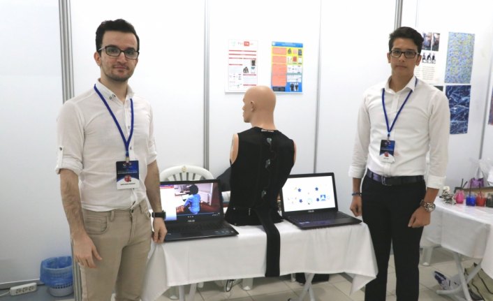 Üniversitelilerden duruş bozukluğuna uyarı veren cihaz