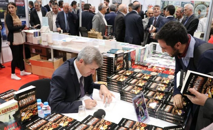 Vali Ahmet Çınar fuarda kitaplarını imzaladı