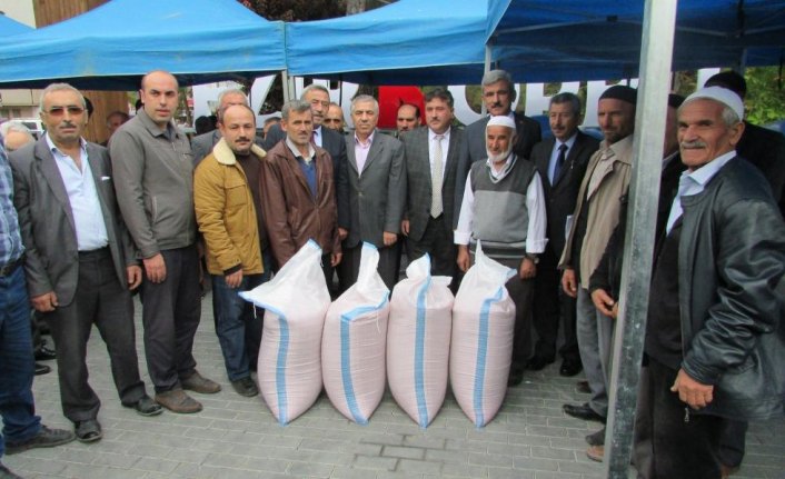 Vezirköprü Belediyesi çiftçiye buğday tohumu dağıttı