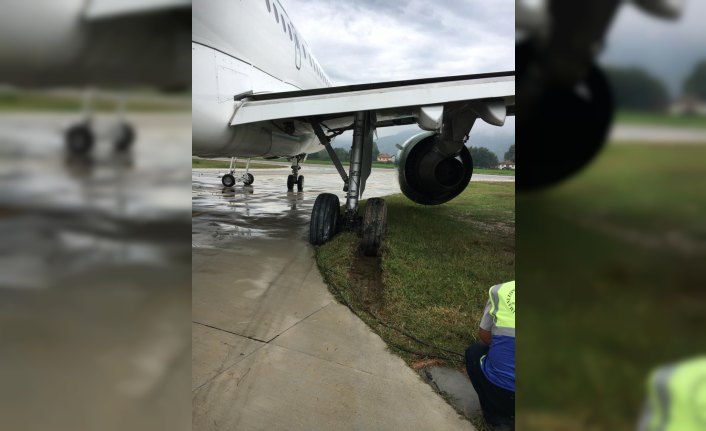 Yolcu uçağının tekerleği çamura saplandı