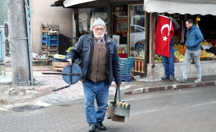 78 yaşındaki ayakkabı boyacısının çalışma azmi