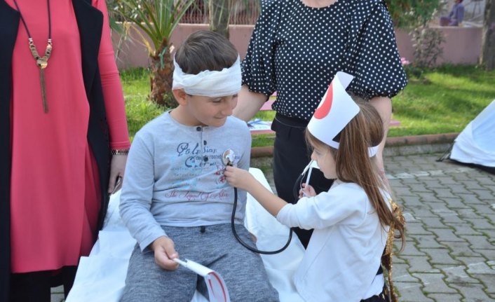 Ana okulu öğrencilerine Türk bayrağı hediyesi