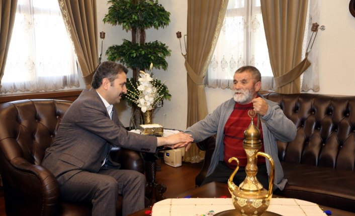 Belediye Başkanı Eroğlu, bulduğu altınları polise veren hurdacıyı kabul etti