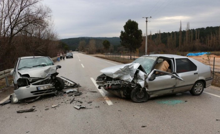 Bolu'da iki otomobil çarpıştı: 3 yaralı