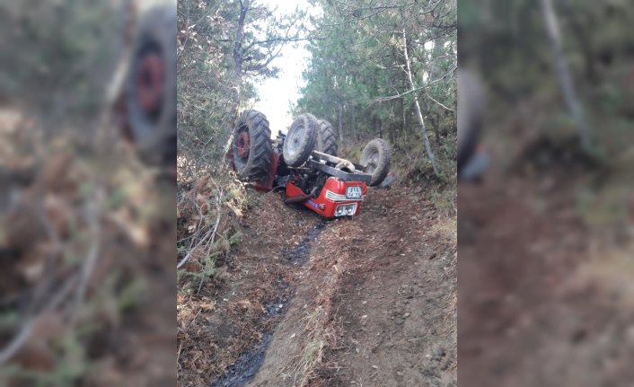 Devrilen traktörün altında kalan sürücü öldü