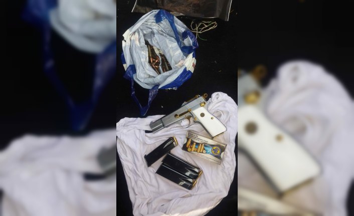 Durdurulan araçtan tabanca ve mermi çıktı