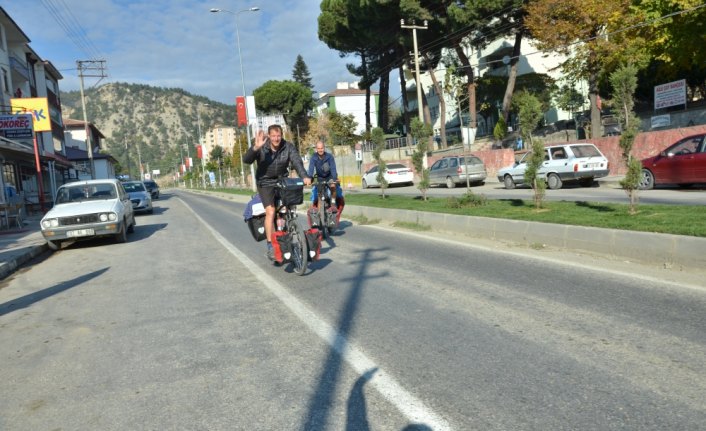 Evlenme teklifi için 18 bin kilometre pedal çevirecek