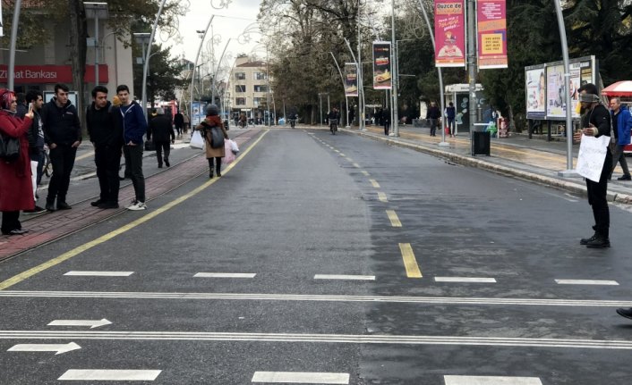 Farkındalık için gözlerini kapattı, kollarını açtı