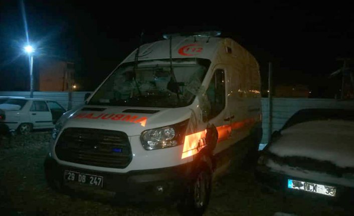Gümüşhane'de ambulans devrildi: 3 yaralı