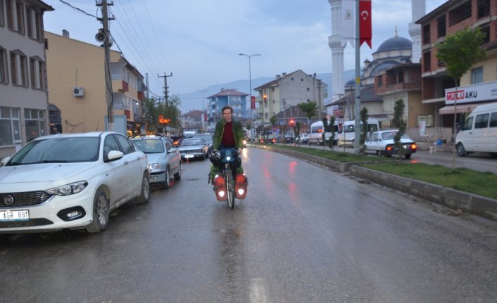 Hindistan'daki eşinin yanına bisikletle gidiyor