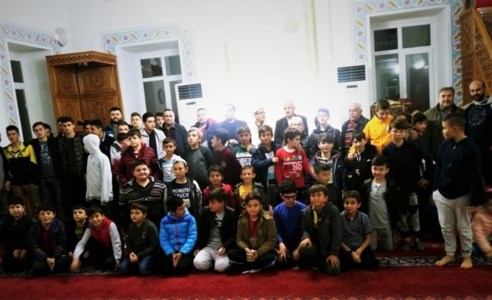 İmam Hatipliler yatsı namazında camide buluştu