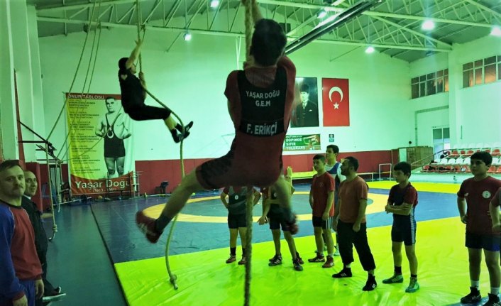 Kaymakam Koşal, güreşçileri ziyaret etti