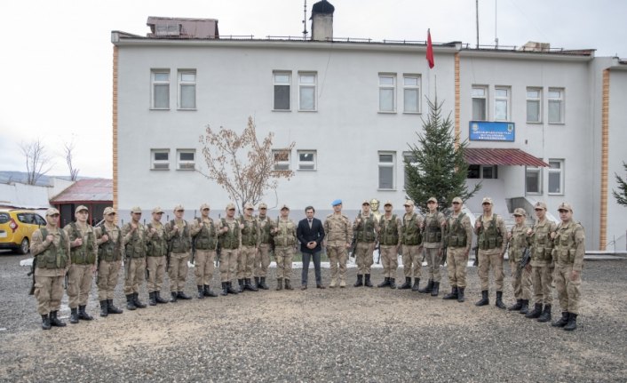 Kaymakam Tengir'den Mehmetçiğe moral ziyareti
