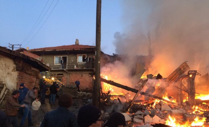 Köyde çıkan yangında 5 ev kullanılamaz hale geldi