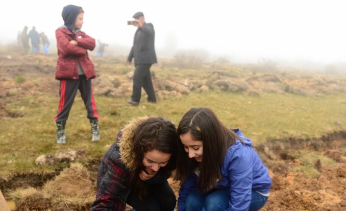 Öğrenciler bin 700 rakımlı yaylada fidan dikti