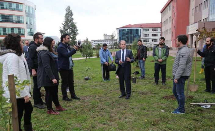 Rektör Yarılgaç öğrencilerle fidan dikti