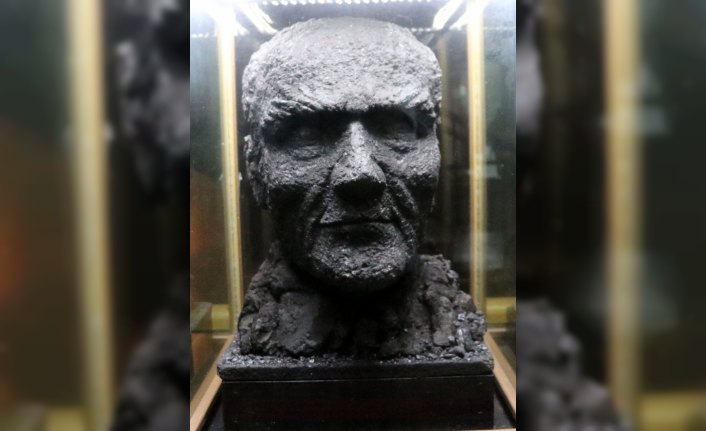 Taş kömüründen Atatürk büstüne büyük ilgi