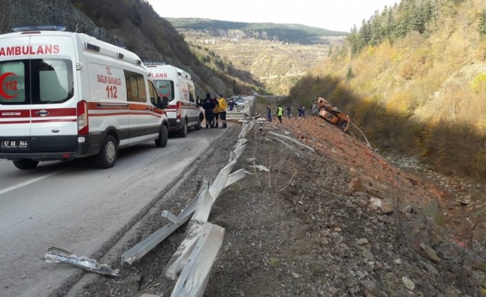 Tuğla yüklü kamyon uçuruma devrildi: 2 ölü, 1 yaralı