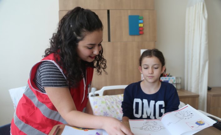 Türk Kızılayı Topluluğu üyelerinden hasta çocuklara moral ziyareti