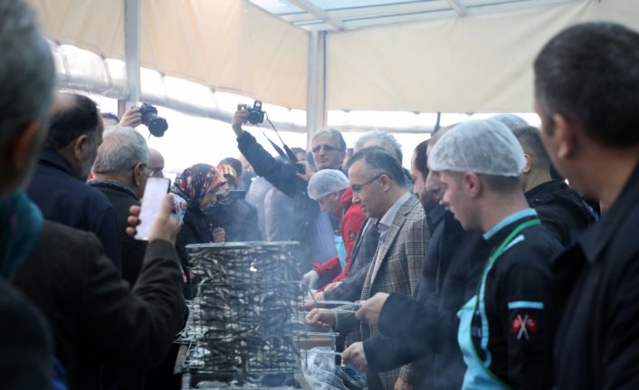 2 günde ayıklanan 1,5 ton hamsi 2 saatte tüketildi