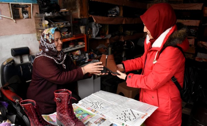 Ayakkabı tamircisi kadın 