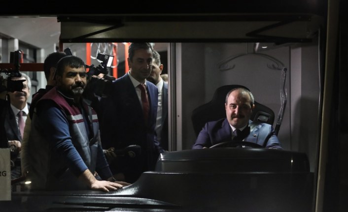 Bakan Varank, yerli elektrikli otobüsün direksiyonuna geçti