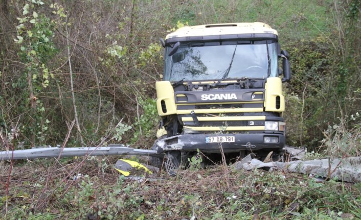 Bariyerleri kıran tır şarampole düştü: 1 yaralı