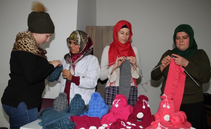 Bir atkı, bir bere ile gönül köprüsü kurdular