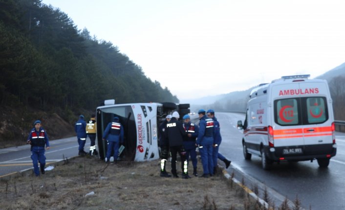Bolu'da midibüs devrildi: 10 yaralı