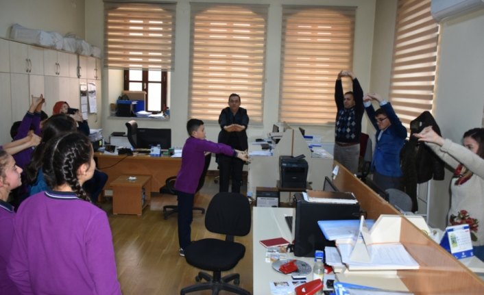 Boyabat'ta öğrencilerden çalışanlara spor önerisi