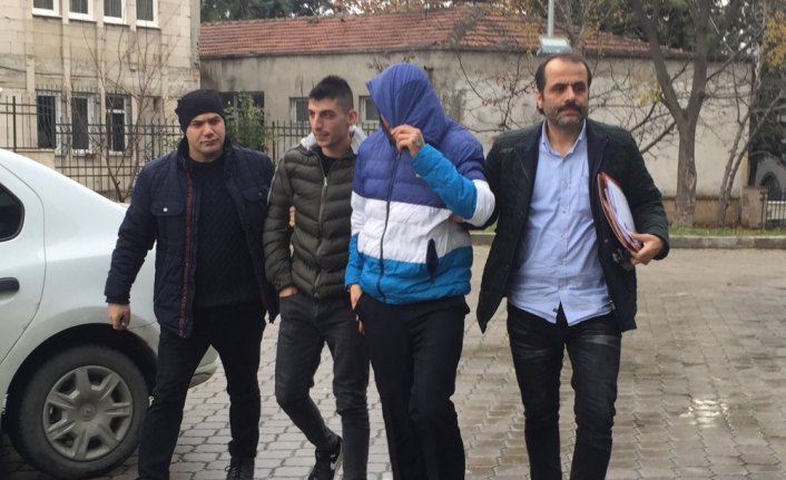 Çaldıkları aküleri hurdacıya sattıkları iddia edilen 2 şüpheli tutuklandı