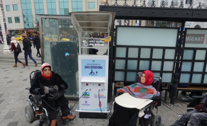 CK Enerji'den Taksim'e akülü sandalye şarj istasyonu