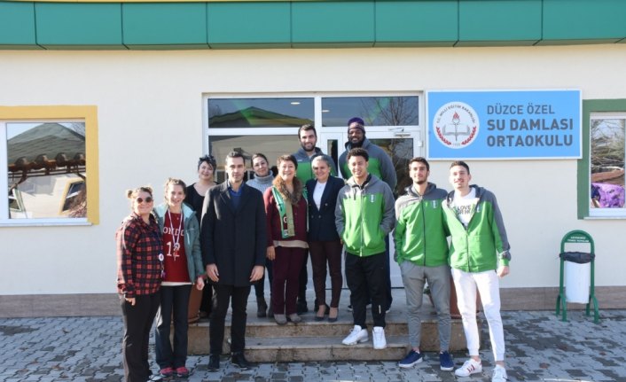 Düzce Belediyespor oyuncuları öğrencilerle buluştu