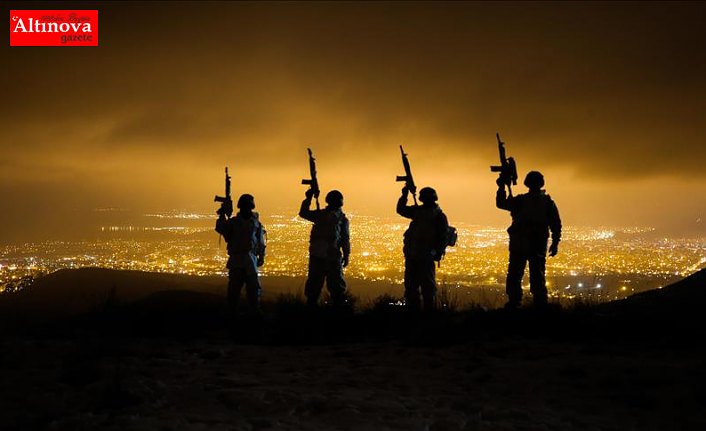 En uzun gecede eller tetikte