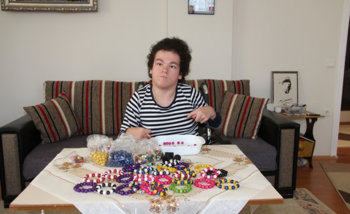 Engelli genç kız yaptığı bileklikleri satarak gelirini bağışlamak istiyor