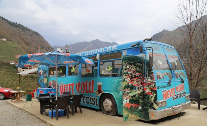 Eski otobüsü seyyar lokantaya dönüştürdü