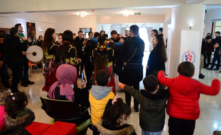 Gönüllü gençler, engelli gençlerle buluştu