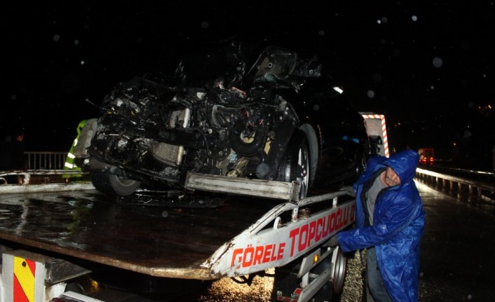 Görele'de otomobil tıra çarptı: 2 yaralı