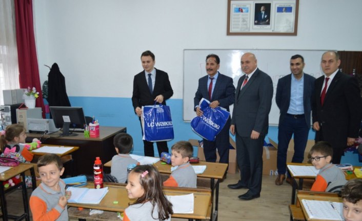 Gümüşhacıköy'de öğrencilere giyecek yardımı